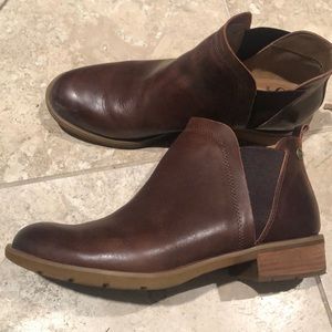 sofft bryanne leather chelsea boot